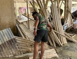 Anggota Koramil 05/Tamiang Hulu Bantu Warga Bersihkan Puing Dan Rumah Pasca Banjir