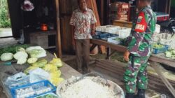 Jelang Ramadhan, Babinsa Koramil 04/Bendahara Cek Harga Sembako