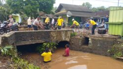 Saat Banjir Datang, Polisi Hadir: Aksi Nyata Polsek Mataram Baru