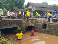 Saat Banjir Datang, Polisi Hadir: Aksi Nyata Polsek Mataram Baru