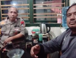 Bhabinkamtibmas Jaticempaka Sambangi Personel Pamwil, Pantau Situasi Tetap Kondusif.