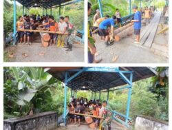 Warga dan TNI Gotong Royong Perbaiki Glagar Jembatan Yang Rusak