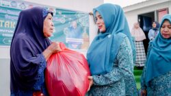 Bentuk Kepedulian Kepada Rakyat, Istri Wakil Bupati Salurkan Takjil Kepada Korban Bencana.