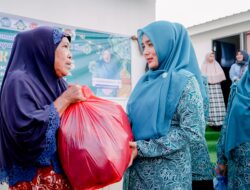 Bentuk Kepedulian Kepada Rakyat, Istri Wakil Bupati Salurkan Takjil Kepada Korban Bencana.