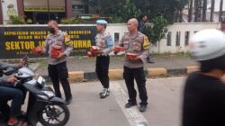 Ramadan Berkah: Kepedulian Polsek Jatisampurna Berbagi Takjil untuk Pengendara di Jalan Raya Kranggan.