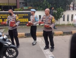 Ramadan Berkah: Kepedulian Polsek Jatisampurna Berbagi Takjil untuk Pengendara di Jalan Raya Kranggan.