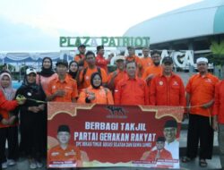 Ketua DPD Partai Gerakan Rakyat Kota Bekasi Sebar Takjil di Depan Stadion Patriot Candrabhaga.