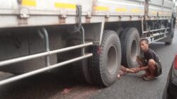 Tragis di Cibadak: Pemotor Perempuan Tewas Terlindas Truk di Jalan Raya Nasional Sukabumi.