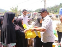 Bupati Aceh Tamiang Salurkan Bantuan Sembako kepada Masyarakat Kecamatan Sekerak