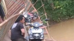Demokrasi Terancam Infrastruktur Rapuh, Jembatan Putus Saat Warga Menuju PAW Kades di Sukabumi.