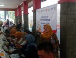 Gerak Cepat Kasie Kesos Jatiwaringin, Bantuan Pangan Mengalir Tertib, Linmas Sigap Atur Parkir Warga.