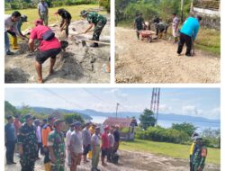 Babinsa Melaksanakan Karya Bakti Perbaikan Jalan Yang Menuju Ke Kantor Kecamatan