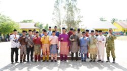 Gunakan Atribut Melayu, Kapolres Aceh Tamiang Hadiri Upacara Hardiknas