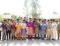 Gunakan Atribut Melayu, Kapolres Aceh Tamiang Hadiri Upacara Hardiknas