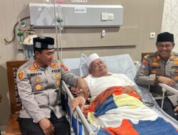 Kapolres Lhokseumawe Jenguk Pimpinan Dayah Abu Hasballah di RS MMC