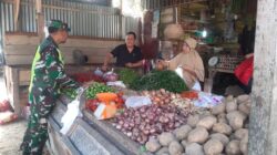Babinsa Melaksanakan Pengecekan Harga Sembako