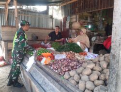 Babinsa Melaksanakan Pengecekan Harga Sembako