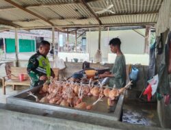 Babinsa Koramil 04/Bendahara Pantau Stabilitas Harga Ayam Potong di Pasar
