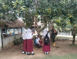 Babinsa Komsos Dengan Siswa SD Beri Arahan Menjadi Anak Disiplin