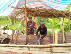 Dukung UMKM Lokal, Babinsa Gelar Komsos dengan Pengrajin Perahu di Desa Binaan