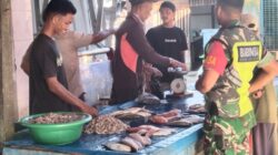 Antisipasi Lonjakan Harga, Babinsa Pantau Harga Ikan di Pasar Tradisional