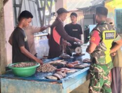 Antisipasi Lonjakan Harga, Babinsa Pantau Harga Ikan di Pasar Tradisional