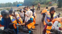 Demi Keselamatan Pelajar, Polsek Way Bungur Rutin Dampingi Penyeberangan Sungai Setiap Hari