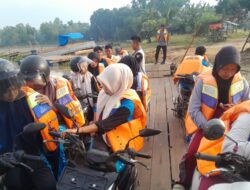 Demi Keselamatan Pelajar, Polsek Way Bungur Rutin Dampingi Penyeberangan Sungai Setiap Hari
