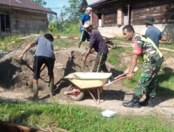 Wujud Kemanunggalan TNI-Rakyat, Babinsa Koramil 08/Rantau Turun Tangan Bangun Rabat Beton