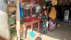 Pantau Harga Sembako Sekaligus Pererat Silaturahmi Dengan Warga, Babinsa Turun Ke pasar Tradisional