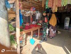 Pantau Harga Sembako Sekaligus Pererat Silaturahmi Dengan Warga, Babinsa Turun Ke pasar Tradisional