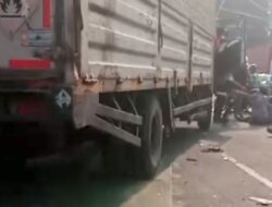 BREAKING NEWS | Maut di Lampu Merah Unisma Bekasi! Diduga Rem Blong, Truk Kontainer Ganas Luluhlantakkan Antrean Kendaraan.