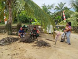 Babinsa Raja Komsos Bersama Pengrajin Sapu Lidi