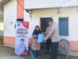 Pembagian sembako dalam rangka program Jumat berkah Kapolres Aceh Tamiang