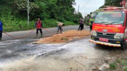 Respon cepat personel Polsek kejuruan muda tagani tumpahan Cpo di jalan lintas nasional bukit semadam