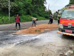 Respon cepat personel Polsek kejuruan muda tagani tumpahan Cpo di jalan lintas nasional bukit semadam