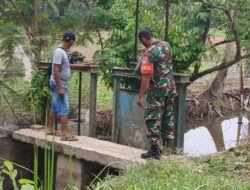 Babinsa Bersama Ketua Poktan Gotong Royong Cek Pintu Air, Pastikan Irigasi Lancar Demi Optimalkan Produktivitas Pertanian