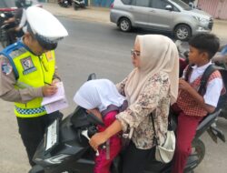Satlantas polres Aceh Tamiang berikan himbauan keselamatan saat jam berangkat sekolah