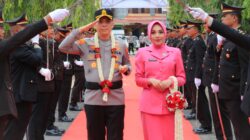 Pisah Sambut Kapolres Aceh Tamiang Diwarnai Kalung Bunga dan Pedang Pora, Tongkat Estafet Kepemimpinan Resmi Beralih