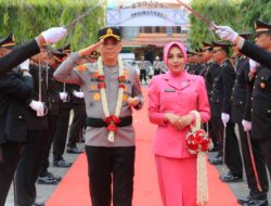 Pisah Sambut Kapolres Aceh Tamiang Diwarnai Kalung Bunga dan Pedang Pora, Tongkat Estafet Kepemimpinan Resmi Beralih