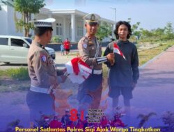 Tumbuhkan Rasa Nasionalisme, Satlantas Polres Sigi Bagikan Bendera Merah Putih kepada Pengendara
