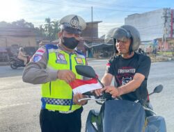 Satlantas Polres Aceh Tamiang Bagikan Bendera Merah Putih kepada Pengguna Jalan yang Tertib Berlalu Lintas