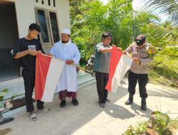 Jelang HUT ke-81 kemerdekaan RI bhabinkamtibmas Polsek kejuruan muda ajak masyarakat pasang bendera merah putih
