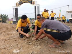 Polres Aceh Tamiang Tanam Pohon Mangga di Huntap Presisi, Semarakkan HUT RI ke-81