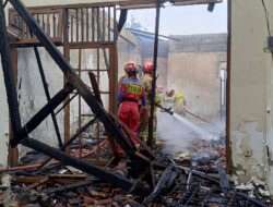 Rumah Warga di RW 08 Jatimakmur Pondok Gede Ludes Terbakar, Damkar Kerahkan 6 Unit.