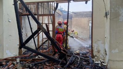 Rumah Warga di RW 08 Jatimakmur Pondok Gede Ludes Terbakar, Damkar Kerahkan 6 Unit.
