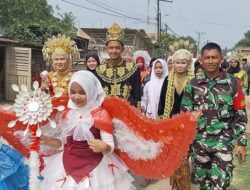 Kawal Karnaval HUT RI ke-81, Babinsa Koramil 04/Bendahara Jaga Keamanan Pelaksana Karnaval
