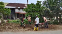 Babinsa Koramil 08/Rantau Gotong Royong Bersama Warga Bersihkan Lingkungan Desa Binaan