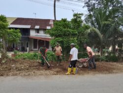 Babinsa Koramil 08/Rantau Gotong Royong Bersama Warga Bersihkan Lingkungan Desa Binaan