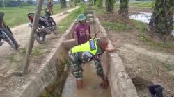 Pastikan Pengairan Lahan Pertanian Berjalan Lancar, Babinsa Bersama Petani Cek Saluran Irigasi